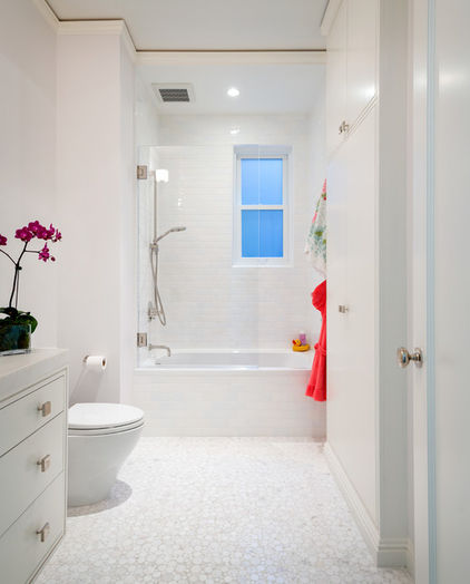 дизайн чистой белой ванной комнаты