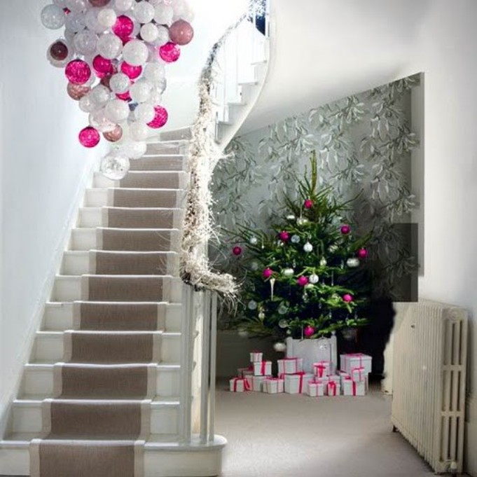 Украшение лестницы и холла на новый год