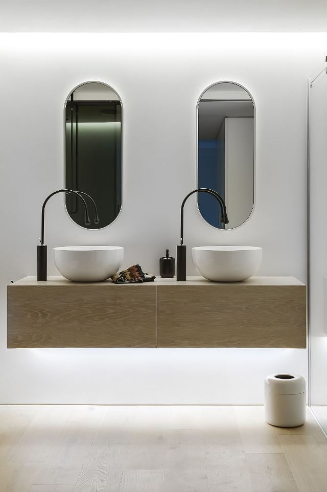 Навесная раковина в ванной комнате современного стиля