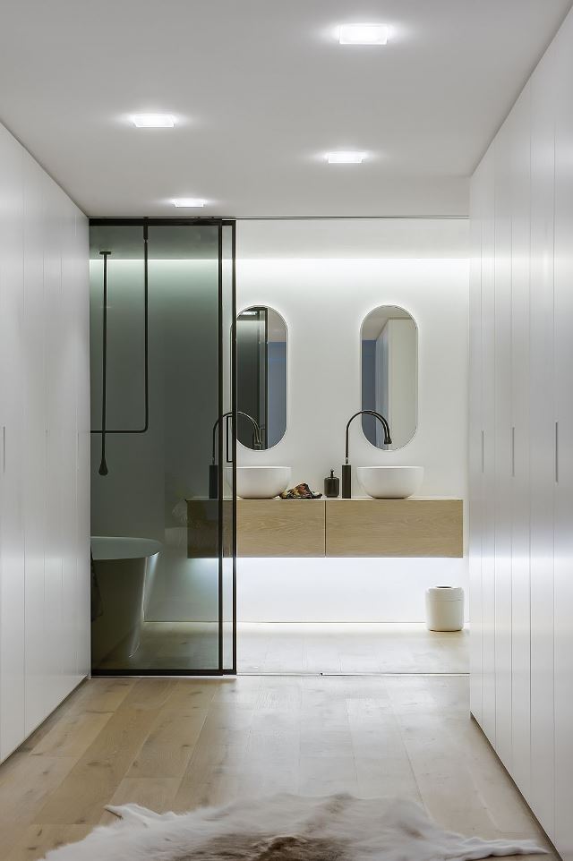 Белый интерьер ванной комнаты в современном стиле