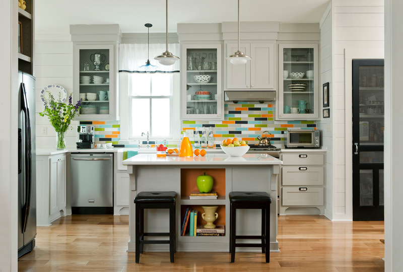 Яркая кухня - все цвета радуги в небольшой комнате