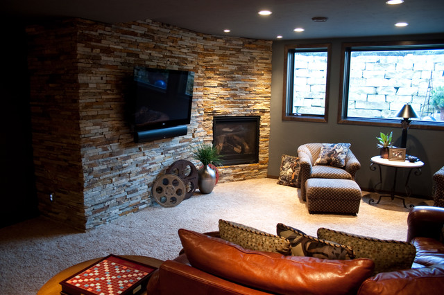 Дизайн интерьера гостиной со стеной из натурального облицовочного камня