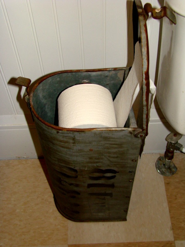 Держатель для туалетной бумаги из старого почтового ящика