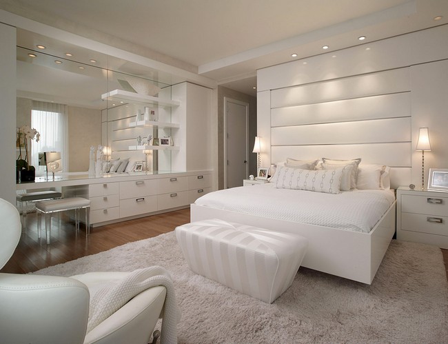 Белая спальня в красивой квартире