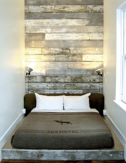 маленькая спальня с деревянным изголовьем