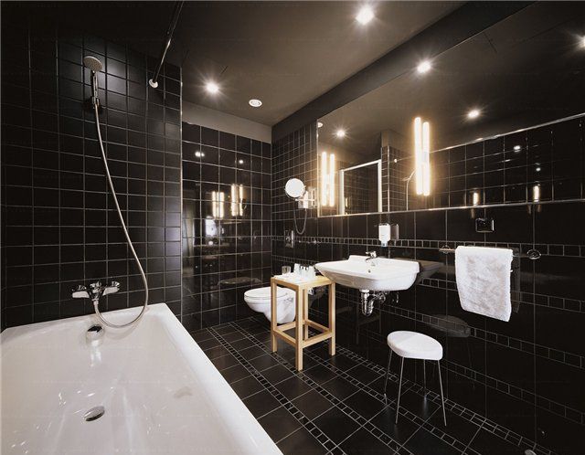 глянцевая черная ванная комната