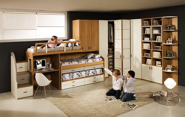 Интерьер комнаты для мальчишек с двухъярусной кроватью и угловой мебелью