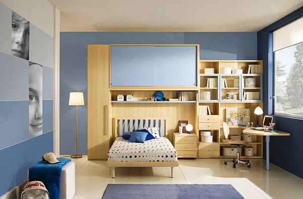Синее цветовое решение для оформления комнаты мальчика с современной мебелью