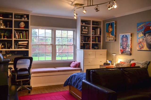 Интерьер комнаты для подростка с диваном и тахтой у окна