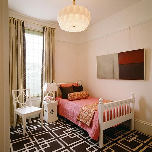 Спальня с коричневым ковром