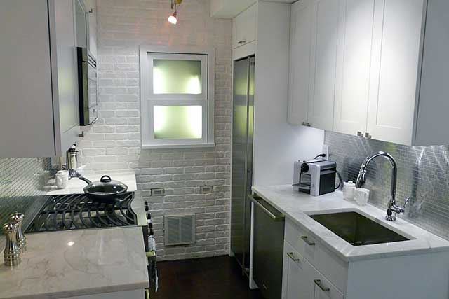 маленькая кухня с большим холодильником