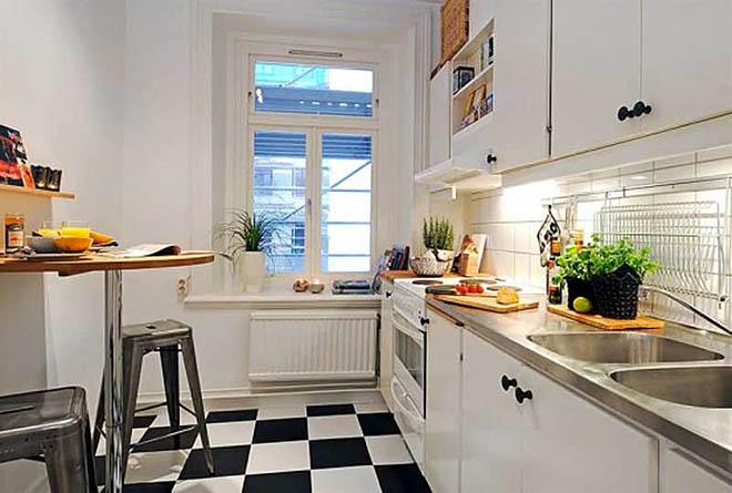 маленькая белая кухня с черно-белым полом