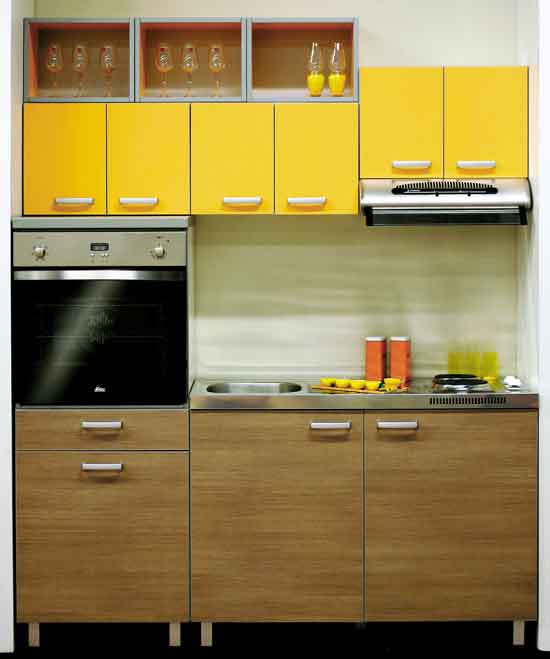 фото кухни маленького размера с желтым фасадом
