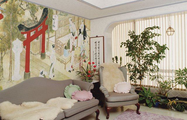 Современная гостиная с фреской на стене