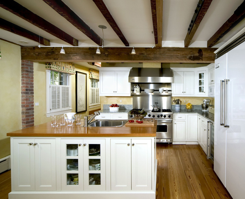 дизайн кухни с деревянными балками на потолке