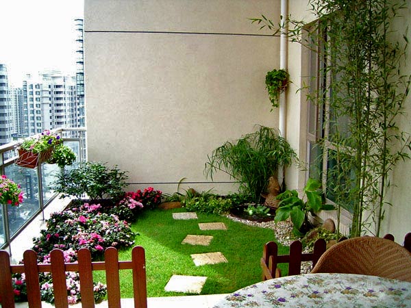 дизайн балкона с уютным садом