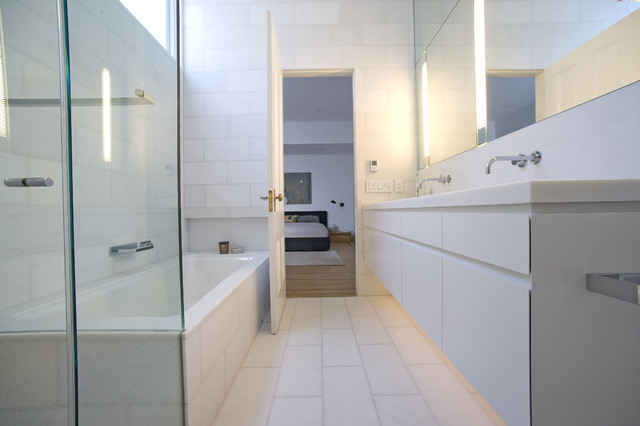 минимализм белой ванной комнаты