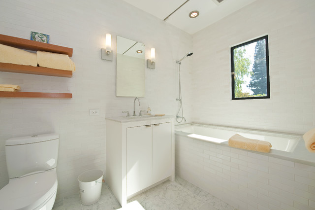 контраст белого и дерева в интерьере ванной