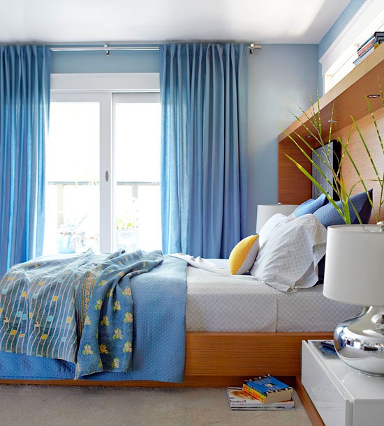 синие шторы с спальне