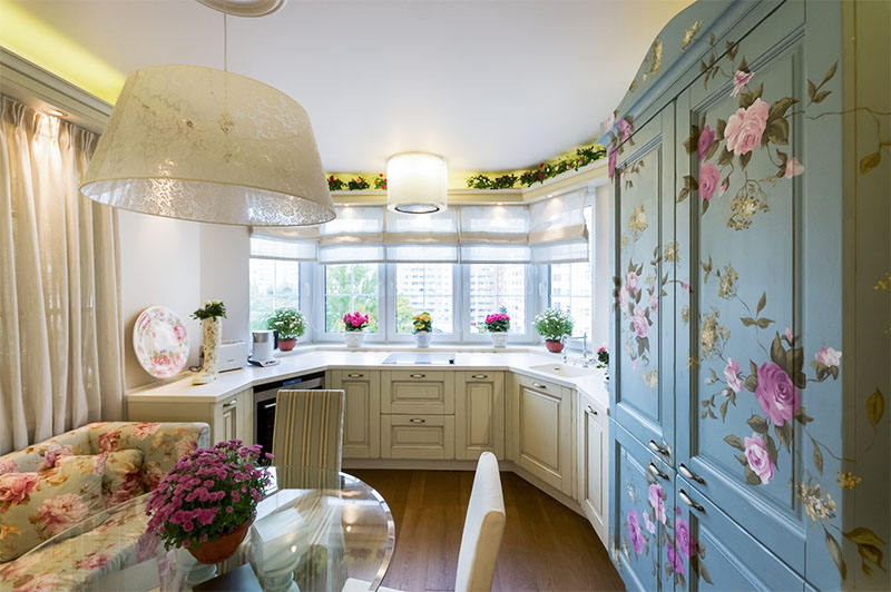 кухня с эркером с цветочным узором