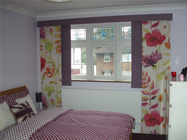 японские панели с цветрым рисунком в спальне