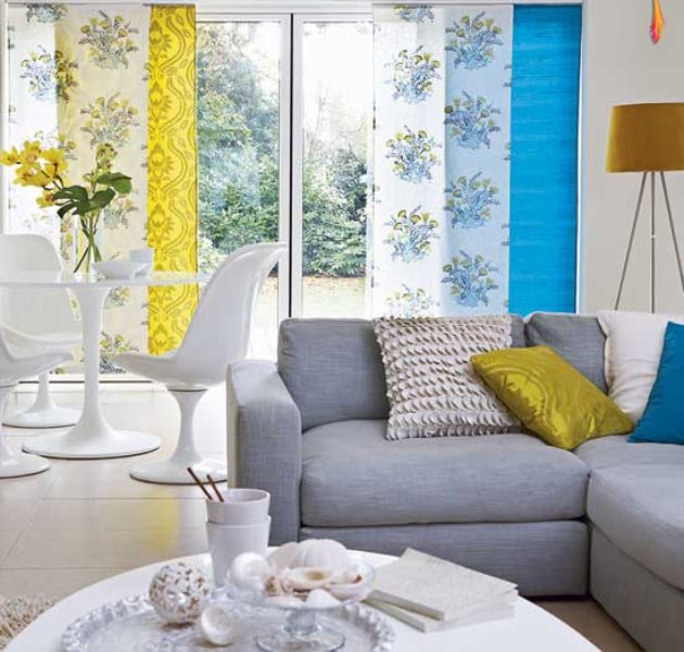 цветные японские шторы в дизайне гостиной