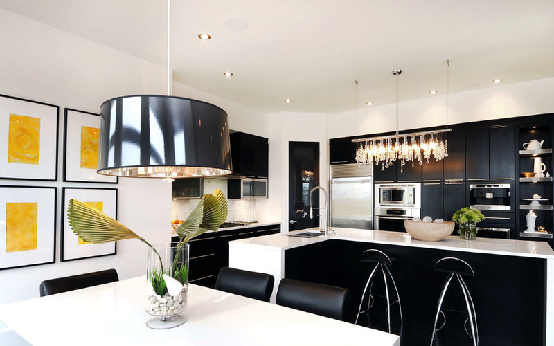 черно-белые кухни - дизайн в гламурном стиле