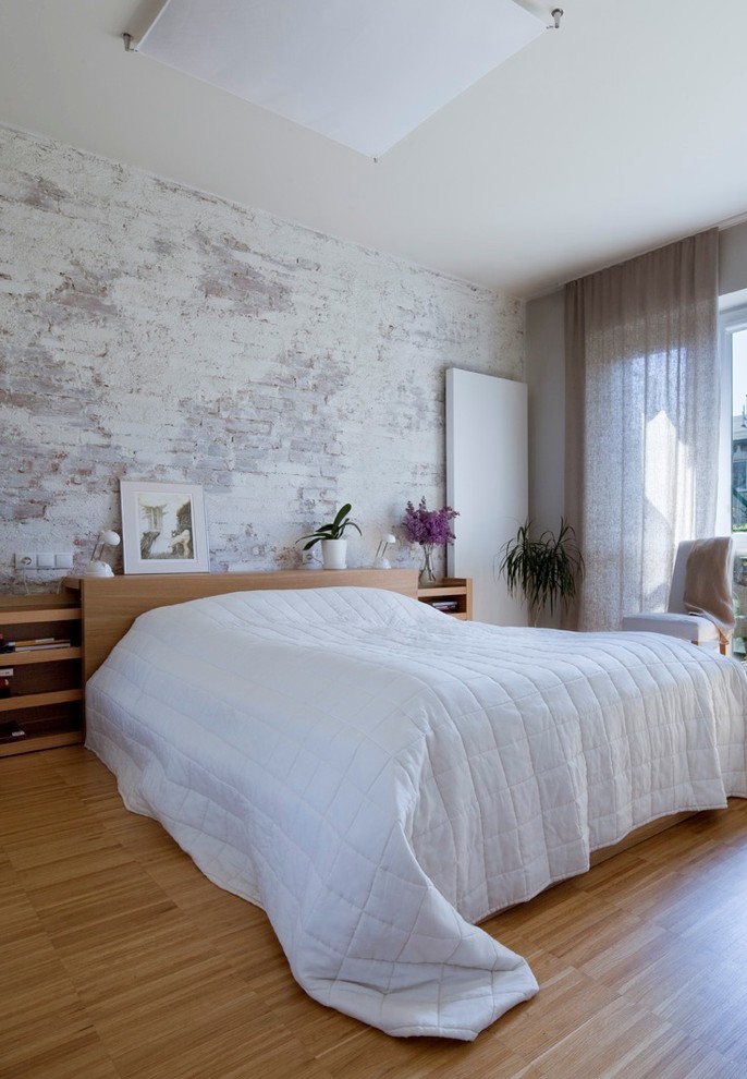 белая кирпичная стена в интерьере спальни