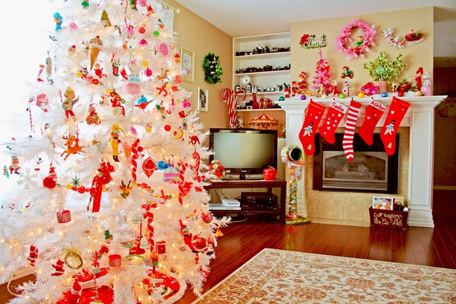 Новогоднее оформление гостиной с белой елкой