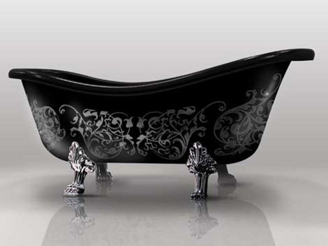 Элегантная черная ванна на ножках с серебристым орнаментом
