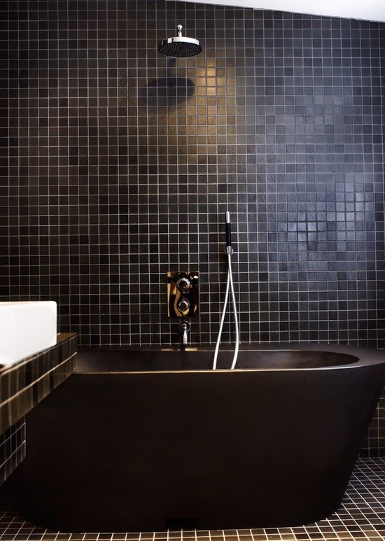 Овальная ванна черного цвета