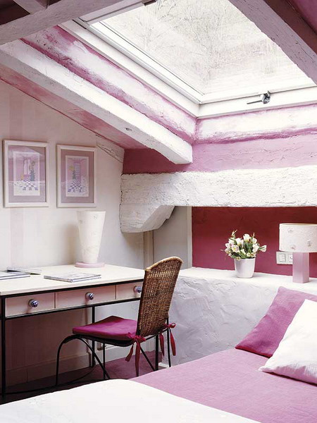 Мансарда - фото с розовой стеной