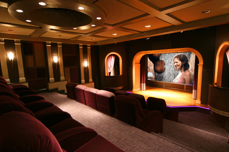 Дизайн домашнего кинотеатра со сценой