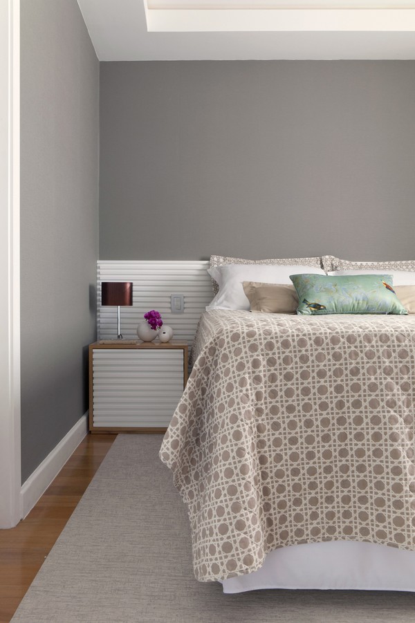 Современный интерьер - спальня с серыми стенами