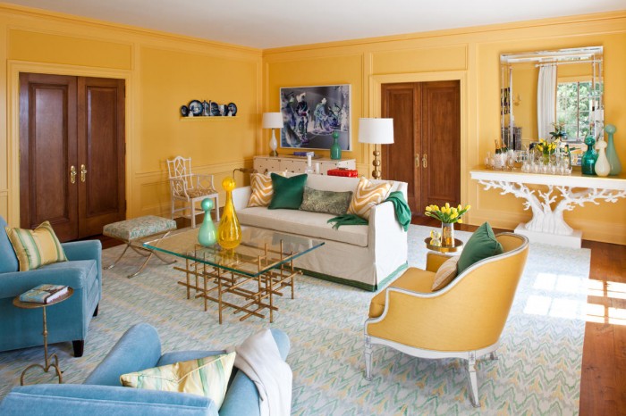 На фото интерьер гостиной комнаты в солнечно-желтом цвете