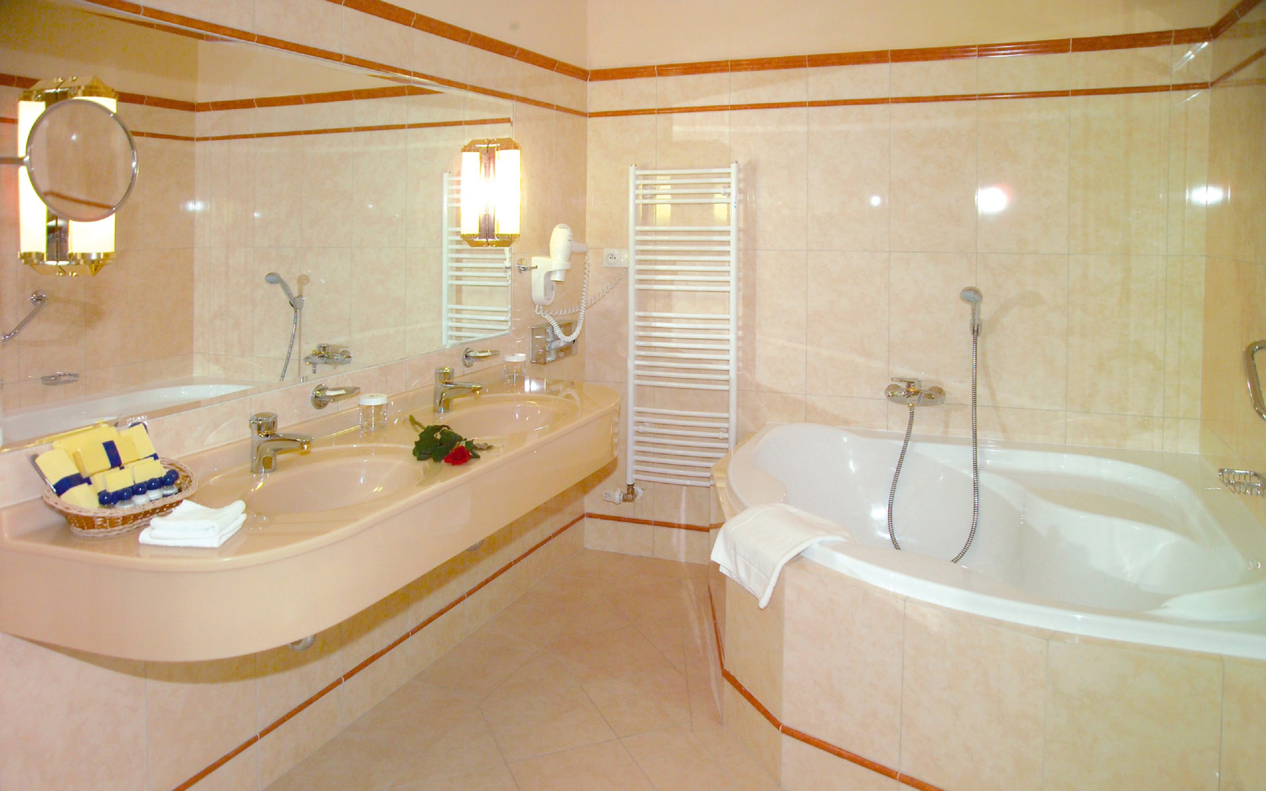 Ванная комната с джакузи в светлых тонах