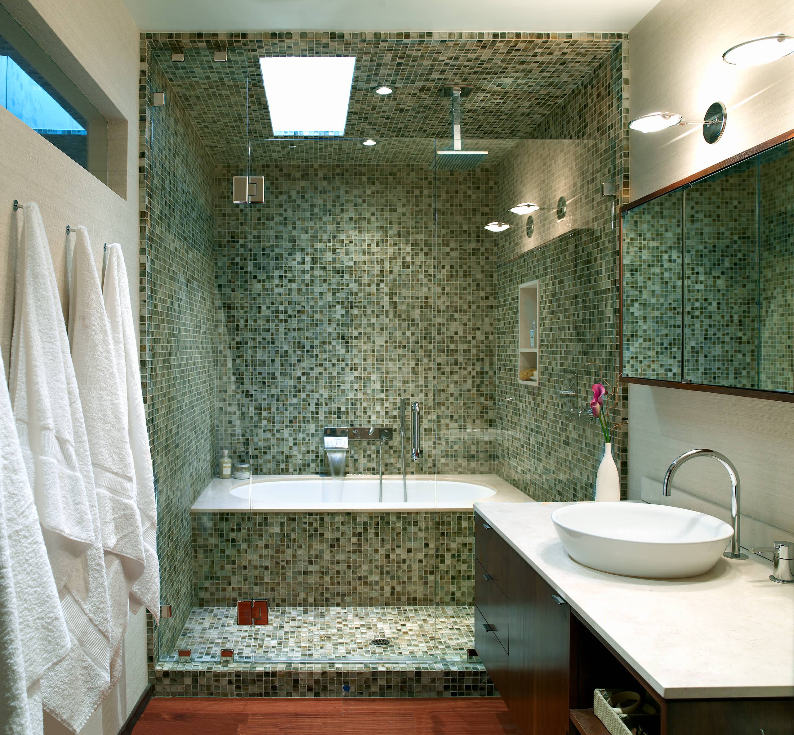 Как сделать дизайн ванной. Отделка ванной комнаты мозаикой. Мозаика в маленькой ванной комнате. Ванная отделанная мозаикой. Ванная комната отделанная мозаикой.
