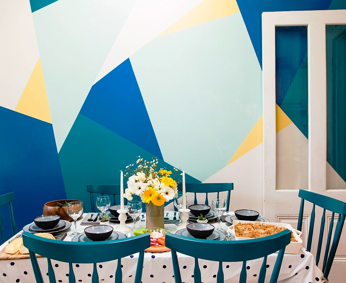 Геометрическая покраска стен на кухне