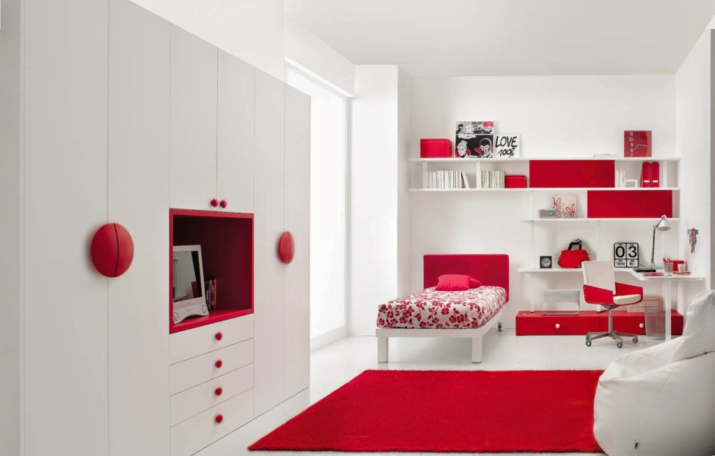 Интерьер белого цвета в детской комнате с вкраплениями красного