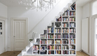Лестница со встроенным книжным шкафом для дома в Амстердаме